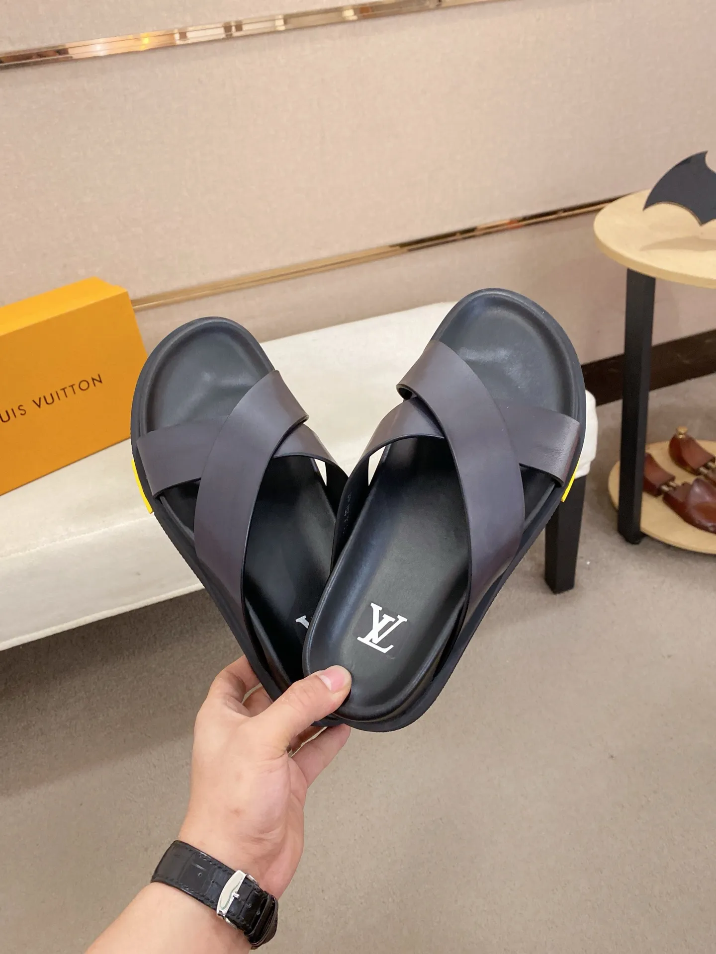 Factory price: 420💰Made by LV🔍Top purchasing agent. Men's spring and summer slippers are available at the same counter. The uppers are made of cowhide imported from Italy. High-quality craftsmanship, soles: original soles specially provided by the original factory, exclusive movable molded soles are super comfortable, original factory follow-up goods, 🔍🔍high quality, can be entered and exited the counter at will, welcome to compare, code number 38-44. Can be customized45